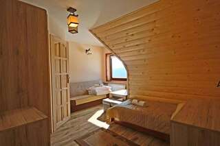 Отели типа «постель и завтрак» Pod Tatrami Буковина-Татшаньска Трехместный номер с видом на горы-3