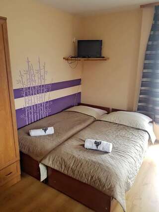 Отели типа «постель и завтрак» Pod Tatrami Буковина-Татшаньска Трехместный номер с видом на горы-9