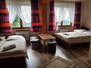Отели типа «постель и завтрак» Pod Tatrami Буковина-Татшаньска Четырехместный номер с видом на горы-1